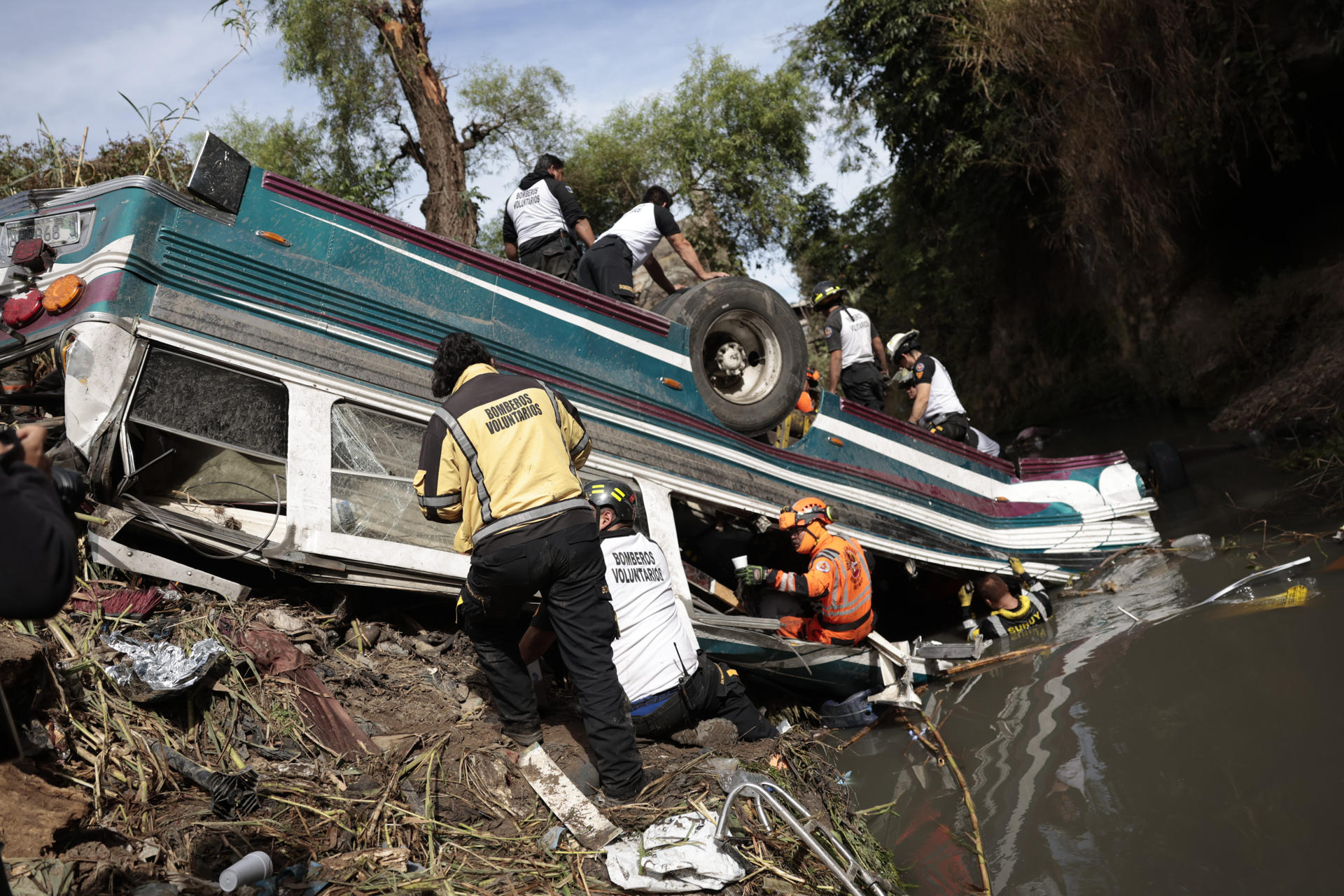 Aumentan a 51 los muertos en accidente de un autobús que cayó por un puente en Guatemala