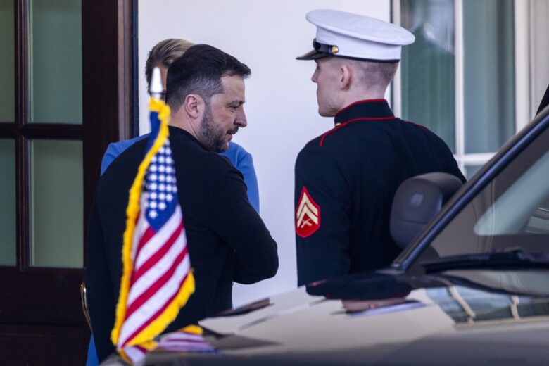 El presidente ucraniano Zelensky abandona la Casa Blanca tras reunirse en el Despacho Oval con el presidente de EEUU, Donald Trump