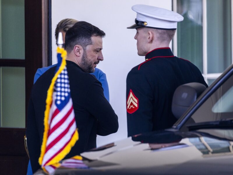 El presidente ucraniano Zelensky abandona la Casa Blanca tras reunirse en el Despacho Oval con el presidente de EEUU, Donald Trump