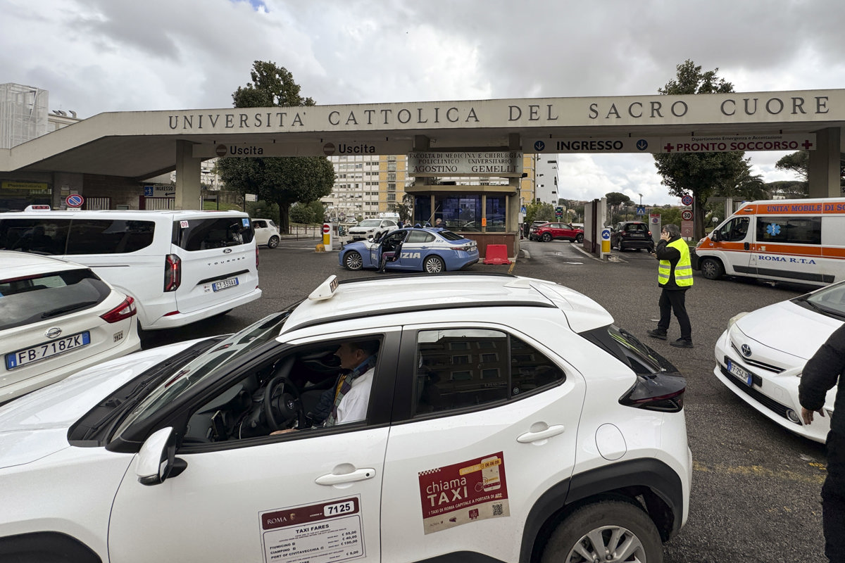 El papa, ingresado en el hospital Gemelli debido a su bronquitis