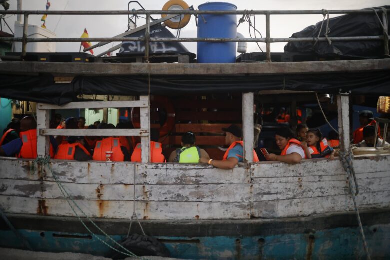 180 migrantes parten en barcos de Panamá en su viaje de retorno por mar hacia Sudamérica