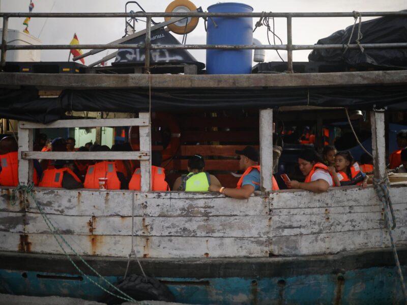 180 migrantes parten en barcos de Panamá en su viaje de retorno por mar hacia Sudamérica