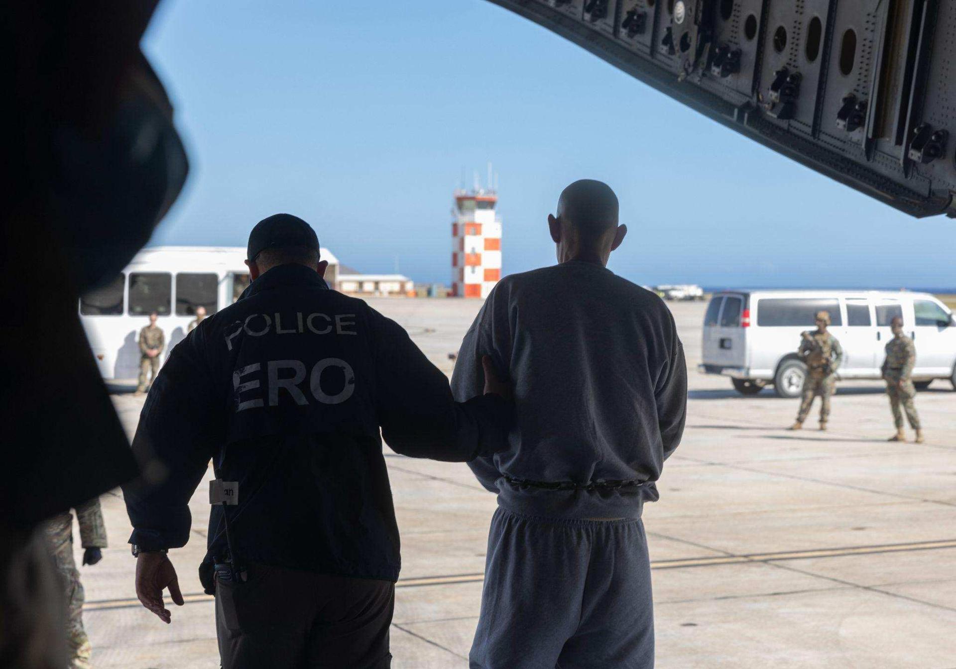 Un juez federal impide traslado de tres venezolanos a Guantánamo