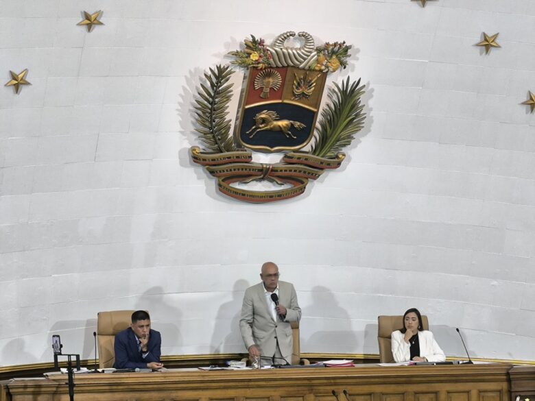 Rodríguez arremete contra la ONU y María Corina por detenciones de migrantes en El Salvador 