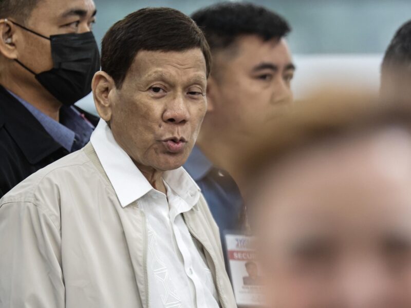 Avión parte con Rodrigo Duterte de Filipinas a La Haya