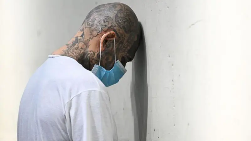 "Me preocupa que me agarren solo por tener tatuajes": el temor de los migrantes venezolanos en EE.UU. a ser deportados a la megacárcel de El Salvador