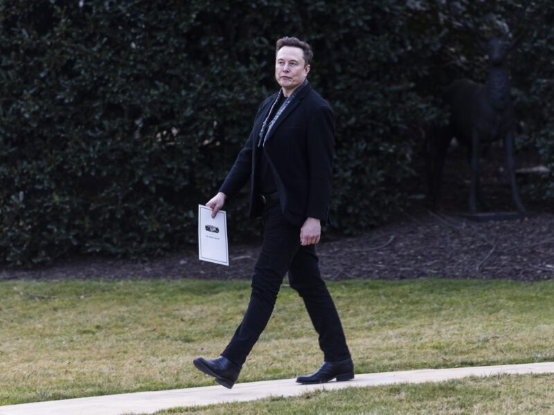 Elon Musk dice que caída de X se debe a un "ciberataque masivo"