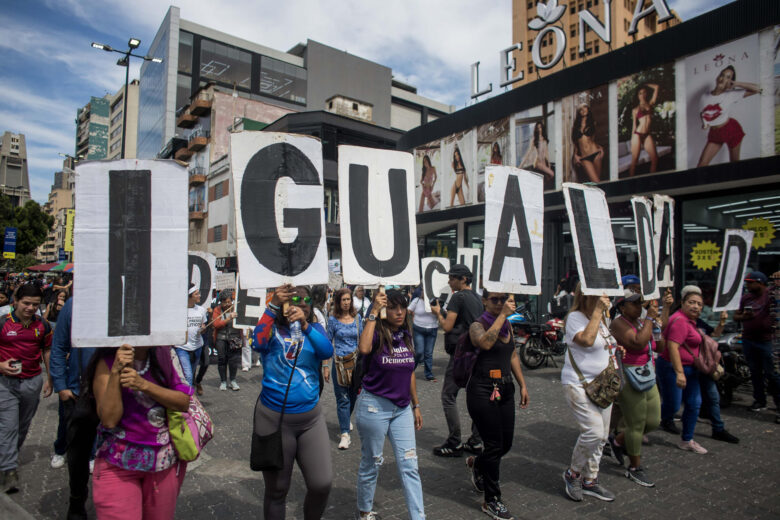 Venezolanas marchan para exigir mejores salarios y protección contra la violencia