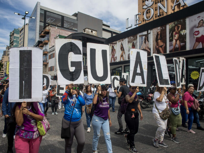 Venezolanas marchan para exigir mejores salarios y protección contra la violencia