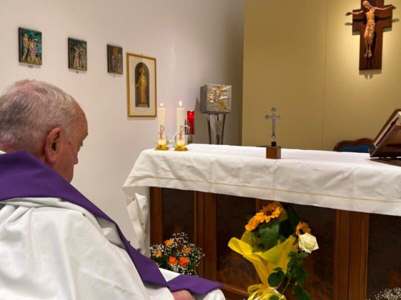 Difunden primera foto del papa Francisco desde su hospitalización