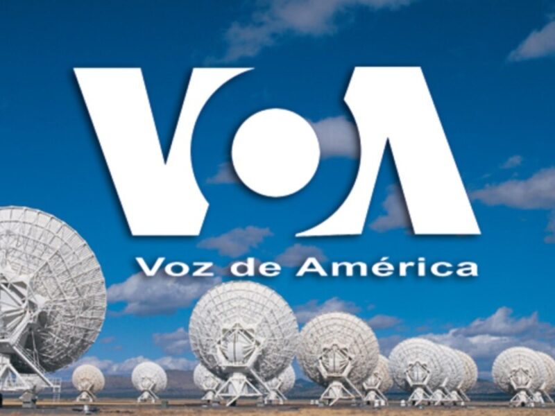 Trump ordena el desmantelamiento de siete agencias, entre ellas la de Voz de América