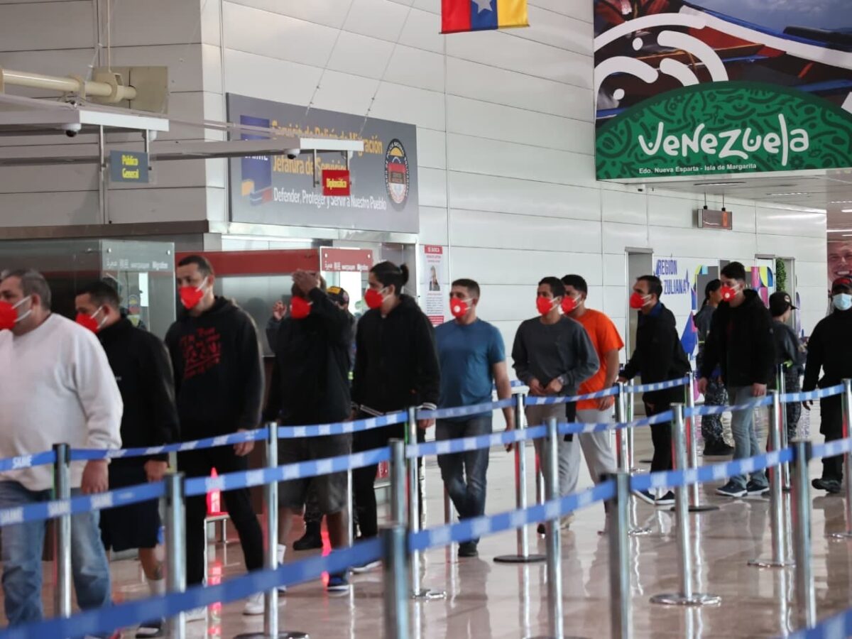 Llegan a Venezuela 178 deportados por EE.UU., incluyendo uno con 'alerta roja' de Interpol
