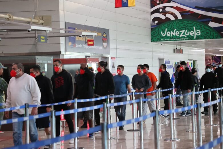 Llegan a Venezuela 178 deportados por EE.UU., incluyendo uno con 'alerta roja' de Interpol