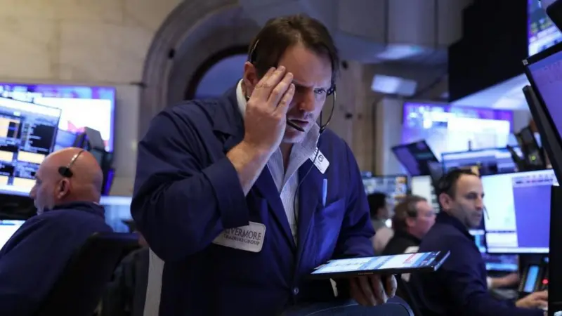 Fuertes caídas del dólar y de las bolsas del mundo tras el anuncio de aranceles de Trump