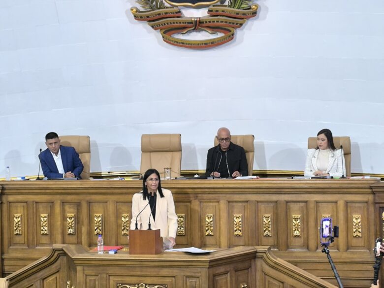Vicepresidenta presenta en la AN decreto de emergencia económica y plenaria avala más poderes para Maduro