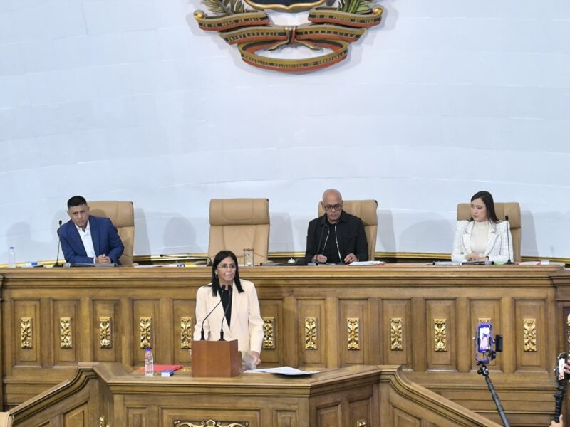 Vicepresidenta presenta en la AN decreto de emergencia económica y plenaria avala más poderes para Maduro