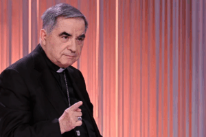 Cardenal Becciu, a quien Francisco quitó privilegios, renuncia al cónclave