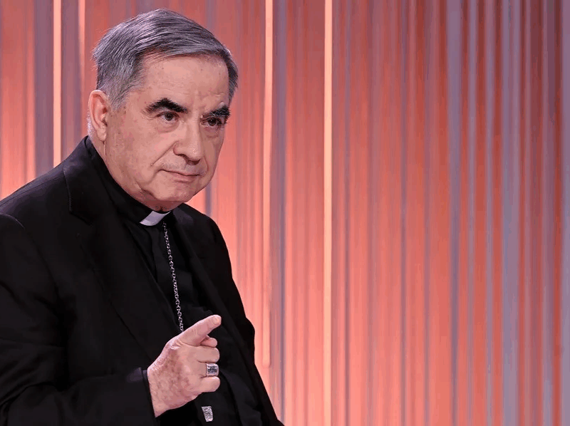 Cardenal Becciu, a quien Francisco quitó privilegios, renuncia al cónclave