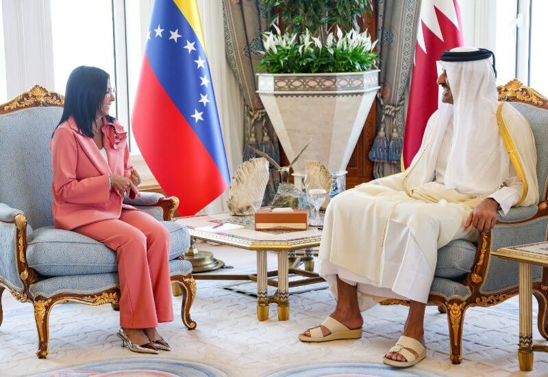 Delcy Rodríguez se reúne con el emir de Catar tras su visita a China