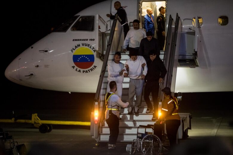 Llega nuevo vuelo con migrantes venezolanos, de ellos 142 niños