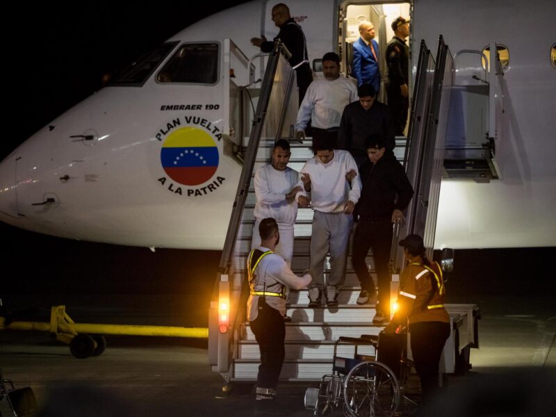Llega nuevo vuelo con migrantes venezolanos, de ellos 142 niños
