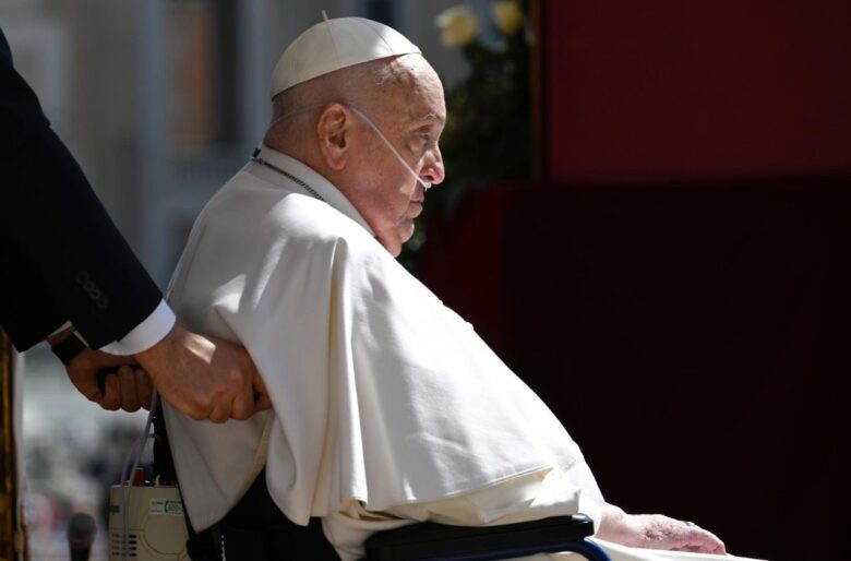 El papa visita la basílica de San Pedro en camiseta y con un poncho