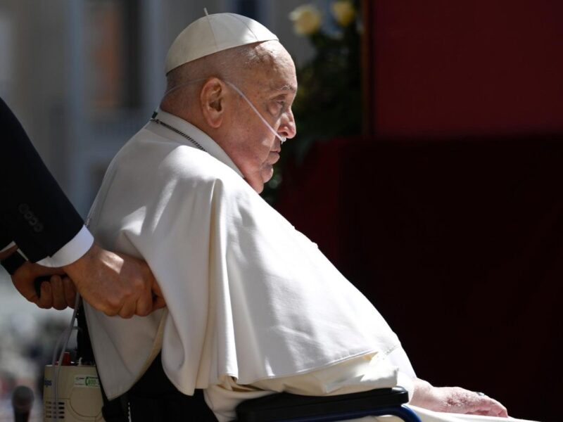 El papa visita la basílica de San Pedro en camiseta y con un poncho