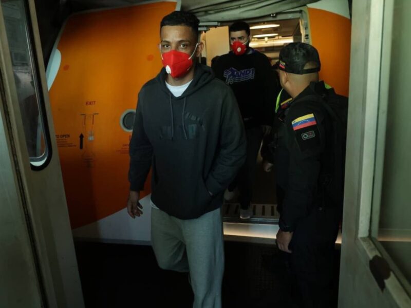 En segundo vuelo de deportación de este 3 de abril arriban 198 venezolanos