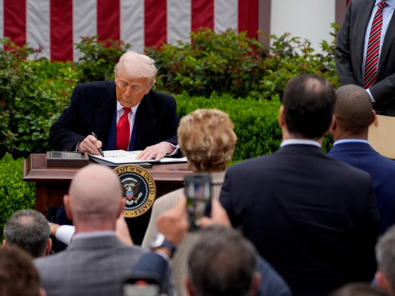 Trump impone aranceles de 15 % a importaciones de Venezuela