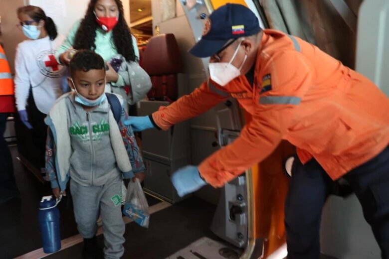 Llega a Venezuela un avión con 313 migrantes, 151 de ellos niños, repatriados desde México
