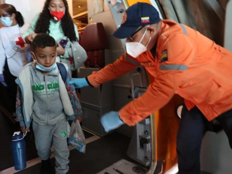 Llega a Venezuela un avión con 313 migrantes, 151 de ellos niños, repatriados desde México