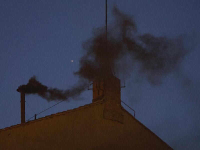 El cardenal decano expresa su deseo de una fumata blanca ya en la tarde del jueves