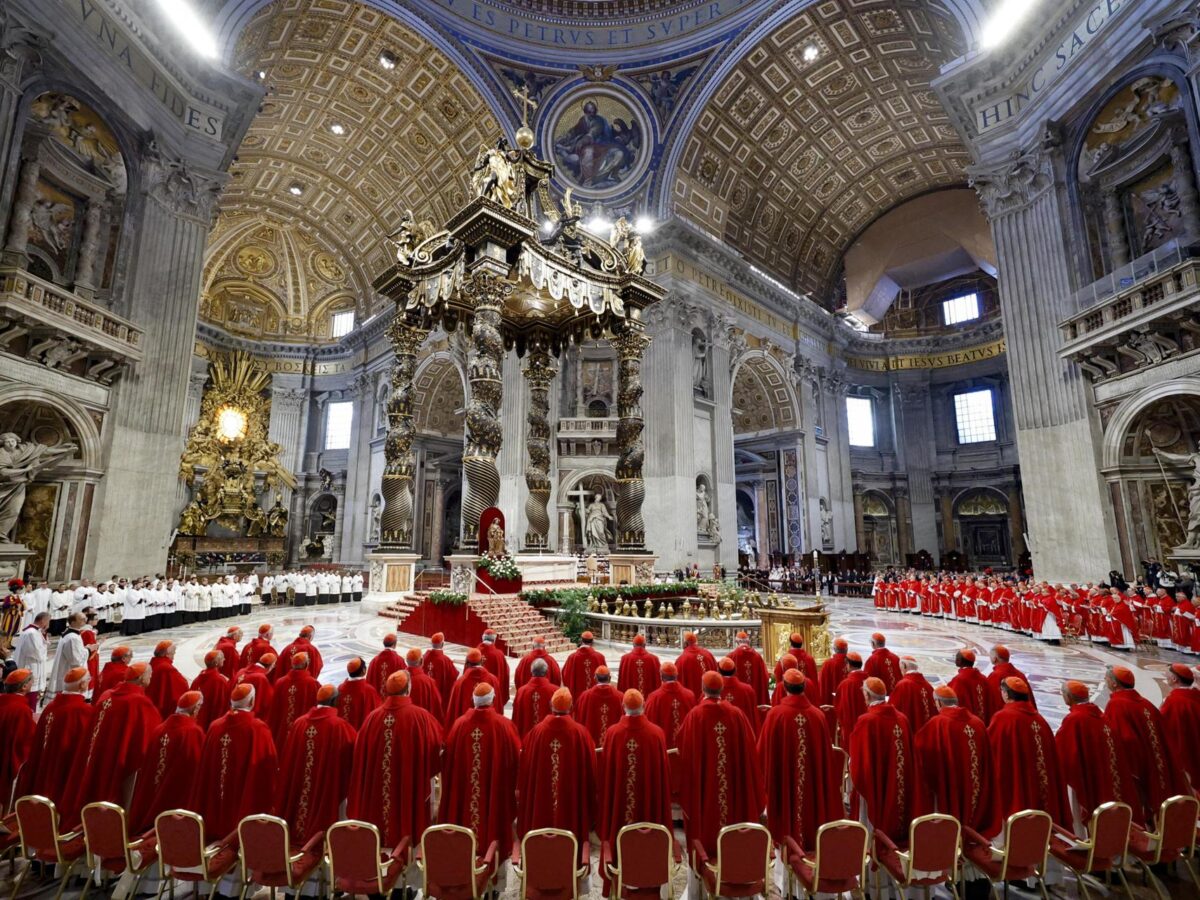Todos los cardenales que participarán en el cónclave están en Roma