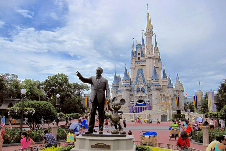 Disney suspende trabajo a venezolanos con TPS