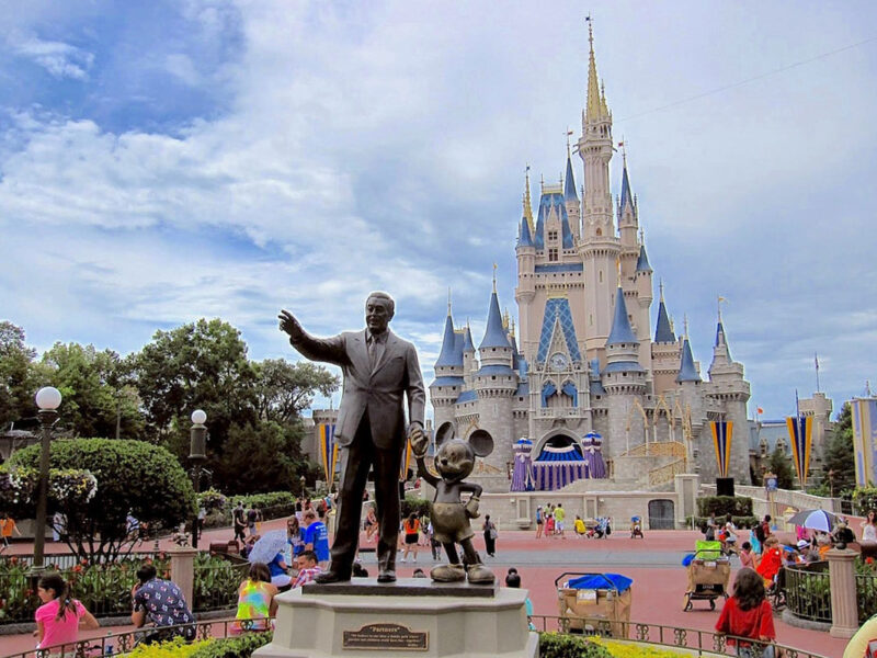 Disney suspende trabajo a venezolanos con TPS
