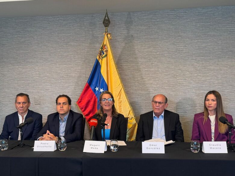 Opositores exasilados en la embajada de Argentina critican a diplomáticos en Venezuela y dicen que las guacamayas siguen volando