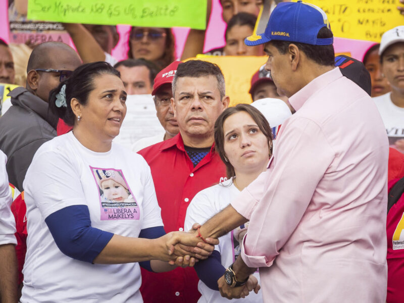 Madre de niña venezolana retenida en EE.UU. confía en gestión de Maduro para su devolución