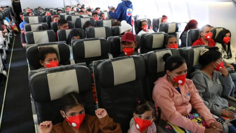 Llega a Venezuela un avión con 315 migrantes, 146 de ellos niños, repatriados desde México