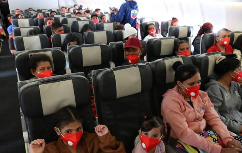 Llega a Venezuela un avión con 315 migrantes, 146 de ellos niños, repatriados desde México