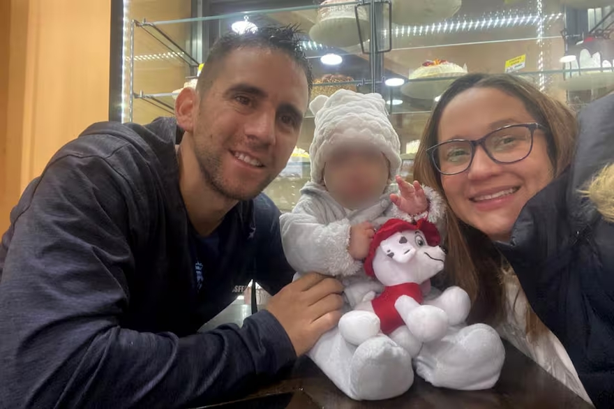 Gobierno de Milei confirma que esposa e hijo de gendarme Nahuel Gallo llegaron a Argentina
