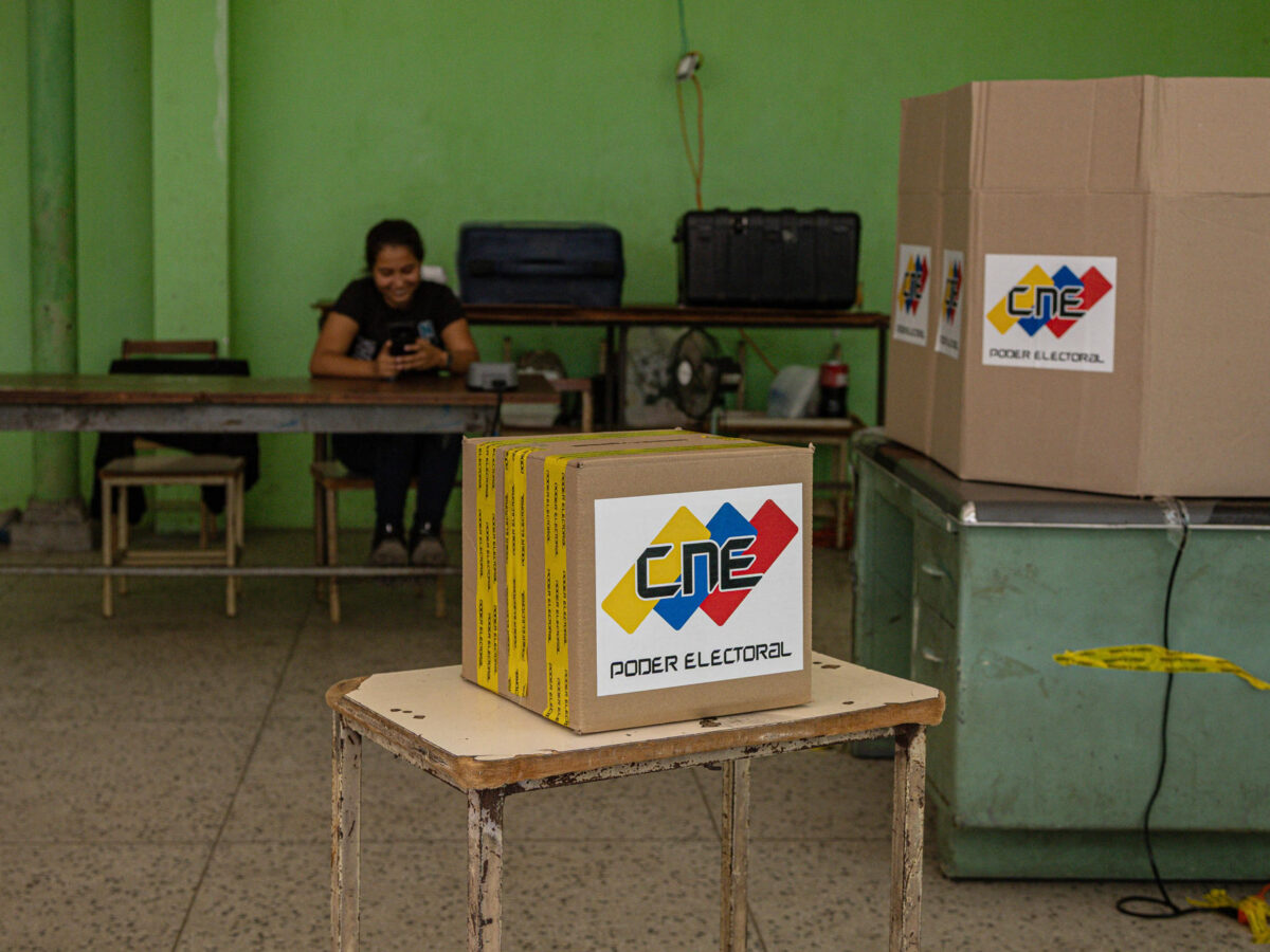 Opositores venezolanos cuestionan que la participación en comicios haya sido del 42,6 %