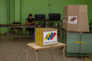 Opositores venezolanos cuestionan que la participación en comicios haya sido del 42,6 %