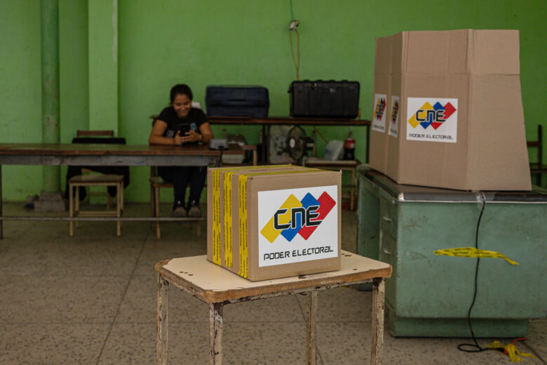 Opositores venezolanos cuestionan que la participación en comicios haya sido del 42,6 %