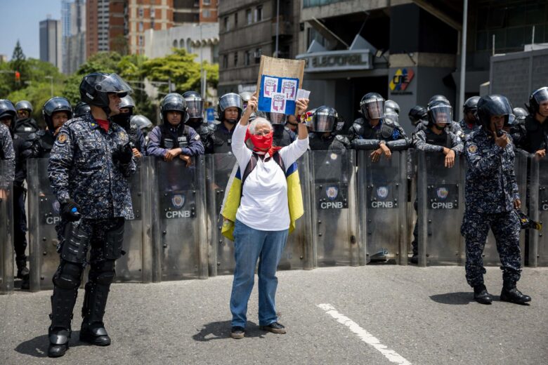 Analistas a un año de las presidenciales: Maduro mantiene “control” del país con represión que no significa “normalidad” 