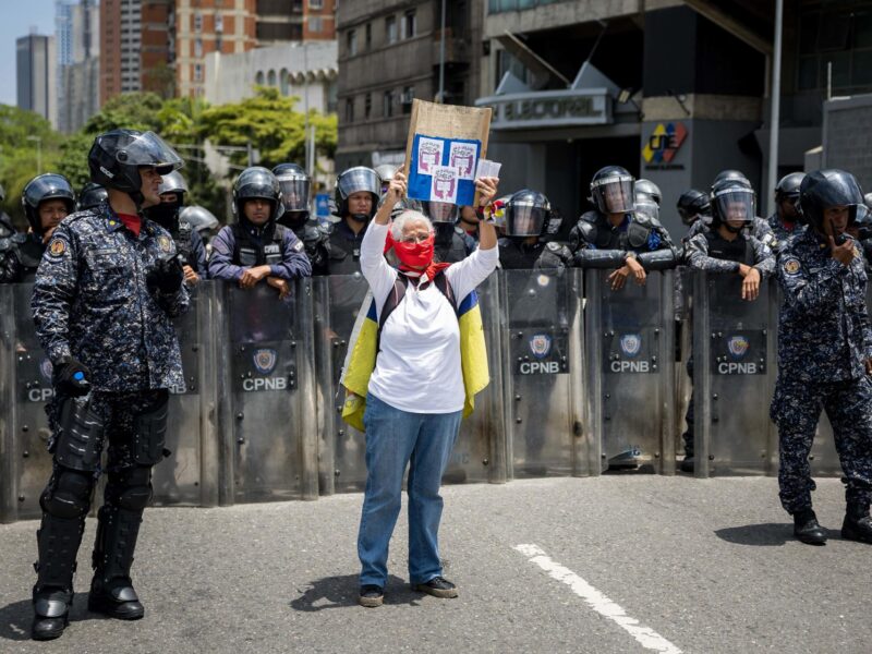 Analistas a un año de las presidenciales: Maduro mantiene “control” del país con represión que no significa “normalidad” 