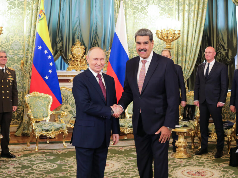 Putin y Maduro celebran en el Kremlin 80 años de Victoria y de relaciones diplomáticas