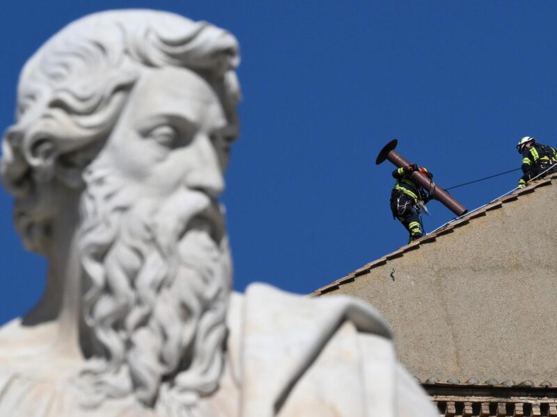 Vaticano se alista para el cónclave: instalan chimenea en Capilla Sixtina