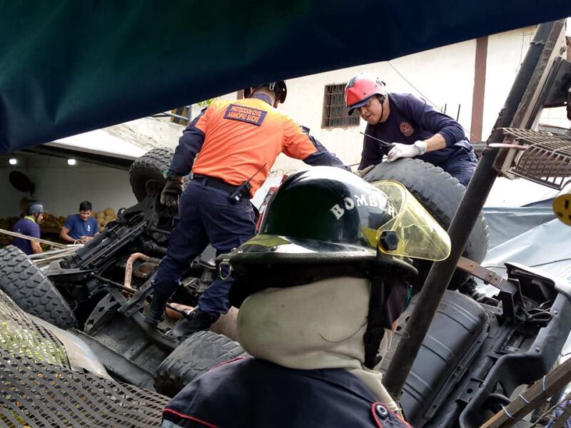 11 heridos, entre ellos 5 pequeños, tras caer vehículo de un estacionamiento en Caracas