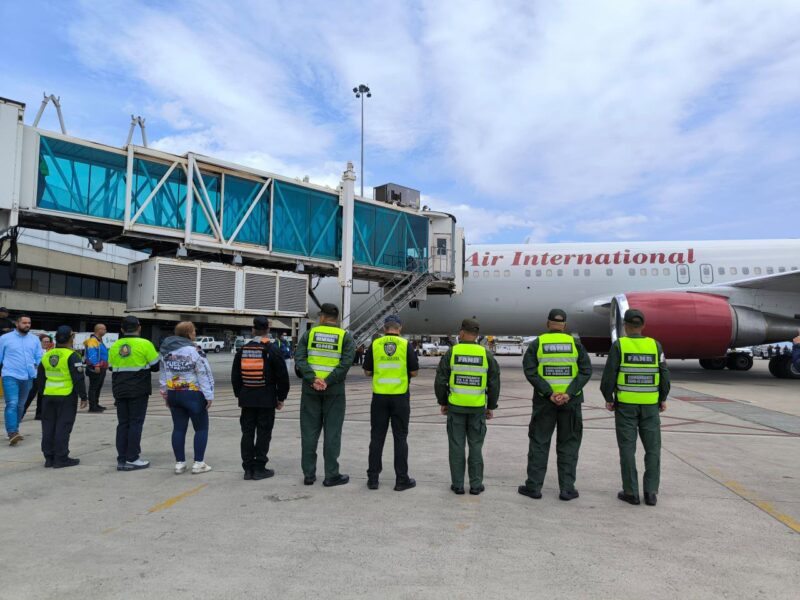 Llega otro vuelo con 141 migrantes venezolanos deportados de EEUU