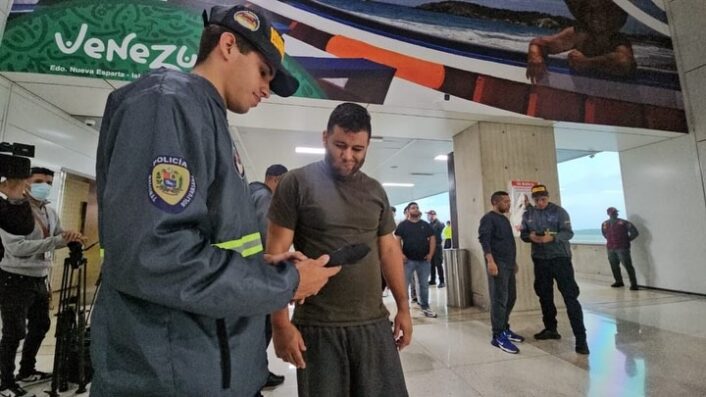 Llegan a Venezuela 192 migrantes deportados de Estados Unidos, entre ellos diez niños